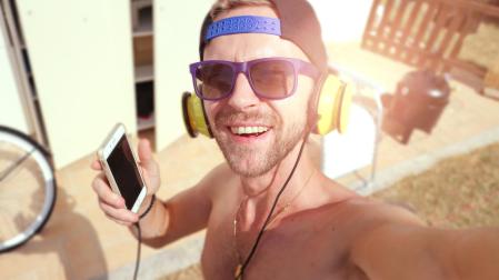 Un joven entrena con música