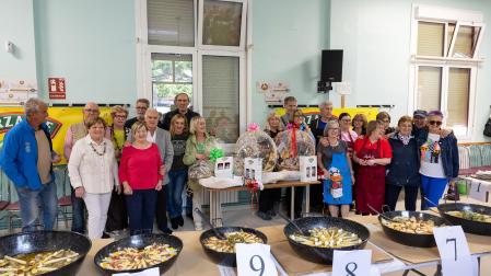 Gastronomía, verdura y celebración se dieron cita este domingo, 3 de mayo, en la asociación de Jubilados La Ribera con motivo de la 32 Semana de la Verdura