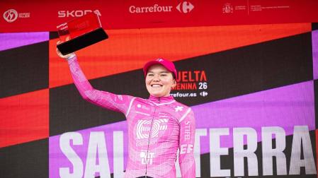 Noemi Rüegg, enfundada con el maillot rojo tras ganar la primera etapa de La Vuelta Femenina 26