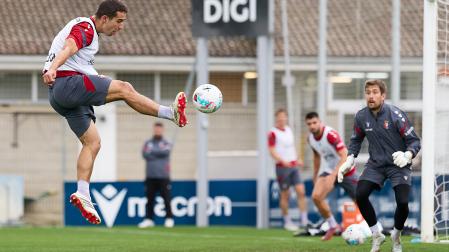 Asier Osambela remata a la meta defendida por Aitor Fernández durante la sesión de este domingo, 3 de mayo