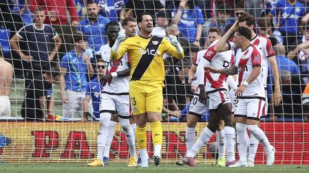El portero del Rayo Vallecano Augusto Batalla celebra su penalti parado con 0-1 en el marcador