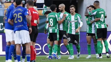 Los jugadores del Betis celebran el segundo tanto del encuentro, obra de Ez Abde