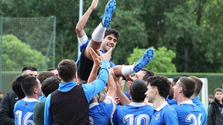 Los jugadores del Huarte mantean a 'Txintxe', que se despidió del Nuevo Areta