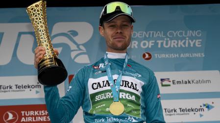 Berwick, con el trofeo de ganador de la Vuelta a Turquía.