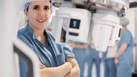 El equipo quirúrgico encargado de realizar la primera cirugía de cáncer de esófago mediante el Da Vinci Single Port en España