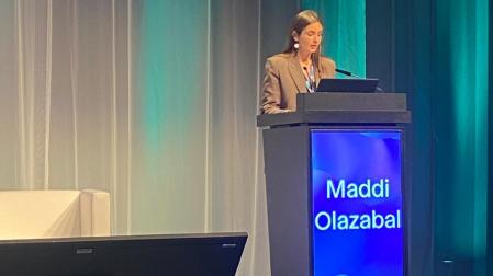 La investigadora Maddi Olazábal-Arruiz durante la presentación en el Congreso Europeo de Microbiología Clínica y Enfermedades Infecciosas (ESCMID Global).