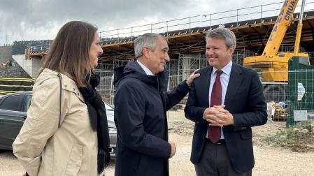 La directora general de Obras Públicas e Infraestructuras, María Torres; el consejero de Cohesión Territorial del Gobierno navarro, Óscar Chivite, y el secretario de Estado de Transportes, José Antonio Santano, junto a las obras de construcción de uno de los dos puentes de acceso a los polígonos