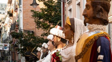 Imagen de los ocho gigantes de la Comparsa de Pamplona