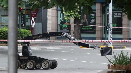 Detonación por parte del robot Tedax de la maleta sospechosa que obligó a cerrar y a desalojar Merindades y Carlos III