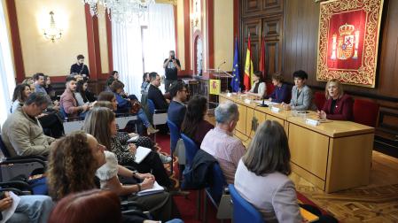 La ministra Elma Saiz, la presidenta Chivite, la vicepresidenta Alfaro y la delegada del Gobierno, Alicia Echeverría, con las entidades