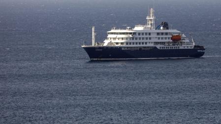 El crucero está contemplando la posibilidad de desembarcar en Las Palmas de Gran Canaria o en Tenerife para proceder allí a nuevos exámenes médicos.