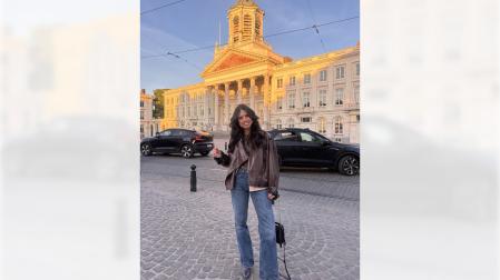 Julia Gil Salvatierra junto al Museo Real de Bellas Artes de Bruselas.