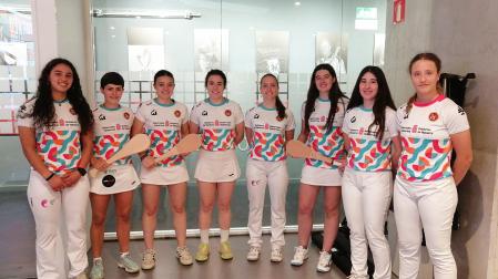 Jugadoras de mano y paleta cuero, tras la presentación del TOrneo Comunidad Foral de Navarra de Pelota Femenina