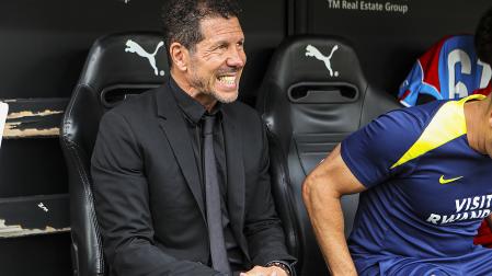 El técnico del Atlético de Madrid, Diego Pablo Simeone, en el banquillo antes del inicio del choque liguero contra el Valencia en Mestalla