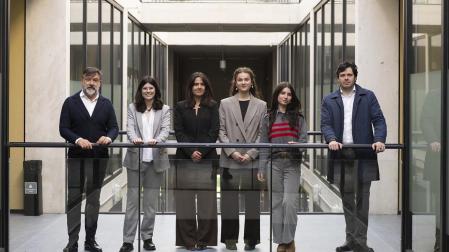 Las alumnas participantes en la competición, junto al profesorado. De izda. a dcha., Rafael Lara (profesor), Marina Suescun (estudiante premiada), Nerea Frommknecht, Cecilia Monreal, Leire Ibáñez y Eduardo Herrero (profesor)