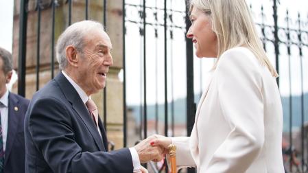 El exlehendakari, Carlos Garaikoetxea, y la presidenta de las Juntas Generales de Vizcaya, Ana Otadui, a su llegada a la toma de posesión de Imanol Pradales en junio de 2024