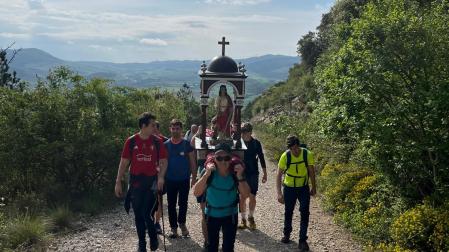 Los romeros trasladan la imagen de Santa Bárbara