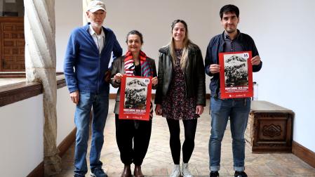 Mikel González, Blanca Regúlez, Elisabet Ciordia y Mikel Colomo, con el cartel anunciador de los actos.