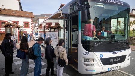 Un grupo de pasajeros accede al autobús en Irurtzun en una imagen obtenida semanas atrás.