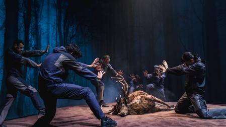 Una escena de 'Ultimátum', interpretada por seis bailarines