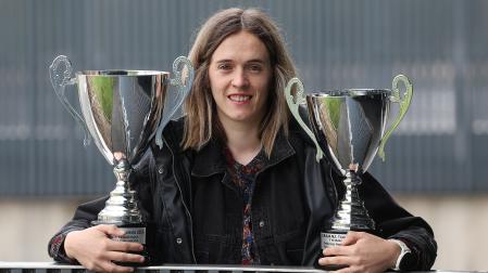 Andrea Lusarreta, con la copa de campeones de frontón pared izquierda del GRABNI y de subcampeones de trinquete.