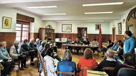 Alcalde y concejales presentaron la nueva publicación del Ayuntamiento de Burguete