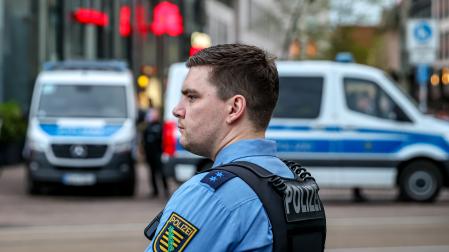 Un agente de la Policía alemana vigila la zona de Leipzig donde se produjo el atropello mortal
