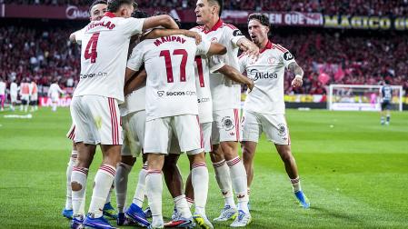 Los jugadores del Sevilla hacen piña tras el tanto de Alexis Sánchez