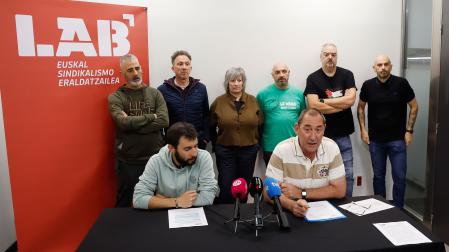 El sindicato LAB ha denunciado este martes que la dirección de Volkswagen Navarra está negociando ya el convenio colectivo con UGT y CCOO "de espaldas al comité"