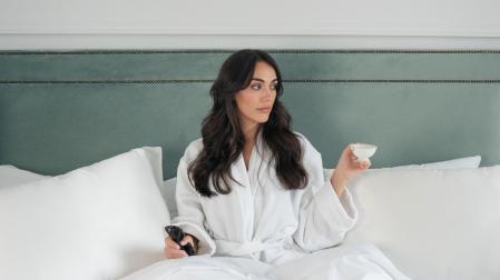 La pamplonesa Ana de Miguel posa en una cama con varias fundas de almohadas de seda que vende a través de su negocio digital Onisa Coté