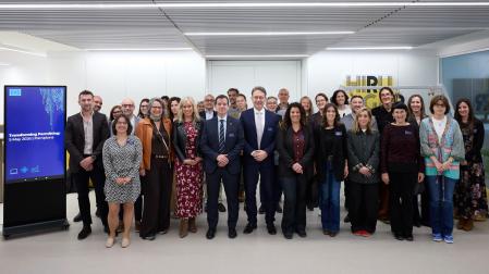 El consejero Mikel Irujo y el responsable de políticas de DG GROW, Istvan Nemeth, junto al resto de asistentes a la jornada desarrollada este martes en Hirugarrena