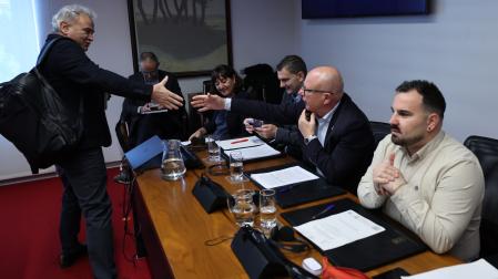 Pedro González (UPN) saluda al consejero Carlos Gimeno en el Parlamento de Navarra
