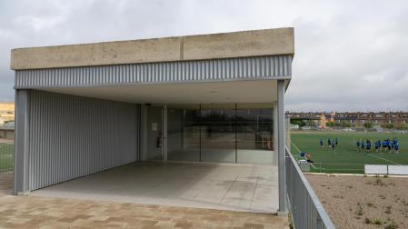 Bar situado junto a los campos de fútbol del Complejo Deportivo Municipal Clara Campoamor