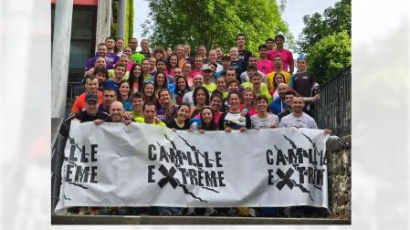 Algunos de los participantes en la prueba con la que la Camille eXtreme fijó sus nuevos récords, posando junto a la salida en Isaba