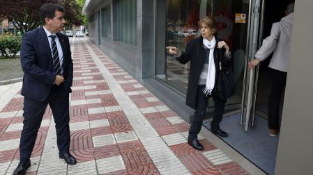 El Consejero de Industria y de Transición Ecológica, Mikel Irujo (i), en las puertas del tanatorio
