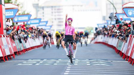 La ciclista francesa Cédrine Kerbaol (EF Education-Oatly) celebra el triunfo en la tercera etapa de La Vuelta 2026