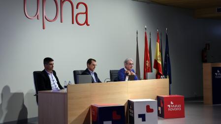Gorka Moreno, autor de la guía, junto a Javier Andueza (Mutua Navarra) y el psicólogo Mikel Valverde