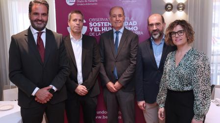 Íñigo Alli, director general de Benco Sostenibilidad; Pello Bayona, director de empresas de Labora Kutxa; Alfonso Bañón, presidente del consejo de administración del grupo La Información; Jon Lerga, consejero delegado de grupo Sifu; y Eugenia  Zozaya, de Benco Sostenibilidad
