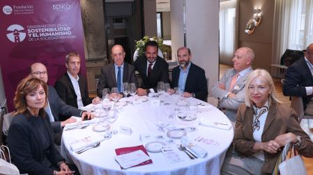 Yolanda Torres, vicepresidenta ejecutiva del grupo MTorres; Carlos Fernández Valdivielso, secretario general de la Confederación Empresarial de Navarra, Pello Bayona, director de empresas de Labora Kutxa; Alfonso Bañón, presidente del consejo de administración del grupo La Información; Íñigo Alli, director general de Benco Sostenibilidad; Jon Lerga, consejero delegado de grupo Sifu; Javier Taberna, presidente de Cámara Navarra; y María José Vallarín, consejera delegada de Obenasa.