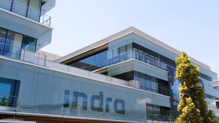 Detalle de la fachada del edificio en Alcobendas de la multinacional española Indra