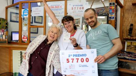 Desde la izda., Mª Carmen Lizaso; Aitziber, vecina de Andosilla y trabajadora en Lodosa que acudió este martes al establecimiento cuando se supo ganadora; y Javier Vergara, sosteniendo el número premiado