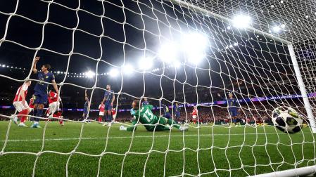 El esférico entra en la meta de Jan Oblak, empujado por Xaka, en el único tanto del encuentro al filo del primer tiempo