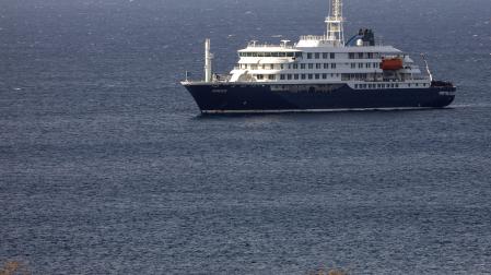 El crucero alemán MV Hondius, anclado frente a la ciudad de Praia en la isla de Santiago, en Cabo Verde