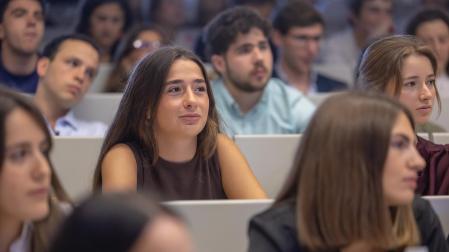 Alumnos en la Facultad de Comunicación