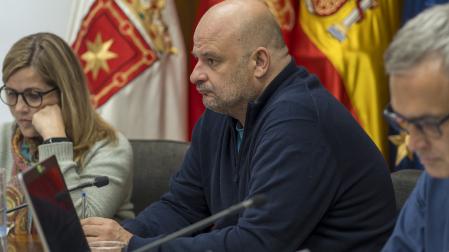 Fran Moleón, en el centro, durante un pleno cuando era portavoz del PSN en el Ayuntamiento de Estella