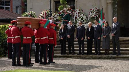 El lehendakari, Imanol Pradales, recibe el féretro del ex lehendakari, Carlos Garaikoetxea, a su viuda Sagrario Mina (en el centro) y a su familia, en el Palacio de Ajuria Enea donde se ha instalado este miércoles la capilla ardiente