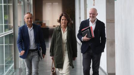 Yolanda Barcina, arropada por Javier Esparza, a su llegada este miércoles al Parlamento de Navarra