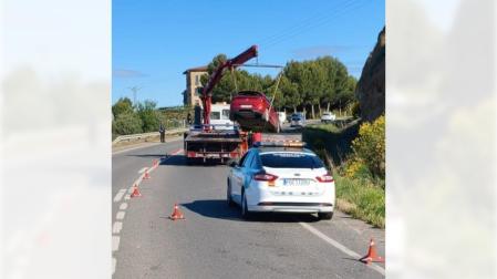 La grúa retira uno de los vehículos implicados en el accidente de San Adrián