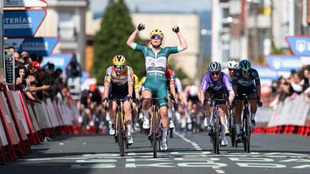 La ciclista belga Lotte Kopecky celebra su victoria en la meta de Antas de Ulla