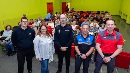 De izquierda a derecha: Iker Andrés Díez y Laura Martínez Valenzuela, vocal y presidenta de la Asociación de Vecinos del Barrio de Lourdes; José Antonio Palacio Fatas (Policía Nacional); Ricardo Casamián Gil (Policía Municipal); y Sergio Pintre Agustín (Policía Foral)